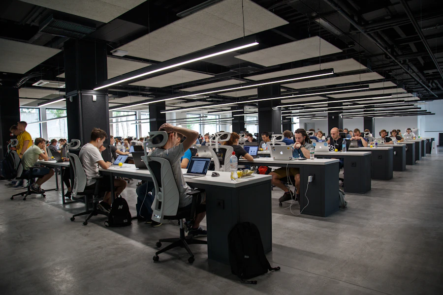 Sala técnica com fileiras de servidores corporativos