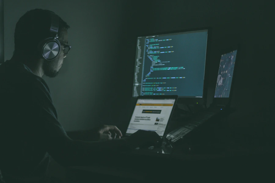 Painel de monitoramento com gráficos e métricas de sistemas